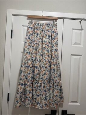 Carly Jean Women's Cream Floral Tiered Maxi Skirt Small